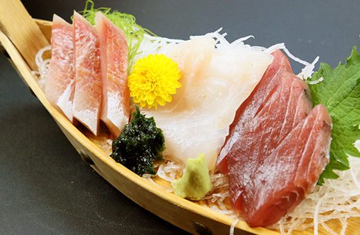 三色盛（刺身盛り合わせ・かつお・ぶり・真鯛の刺身）